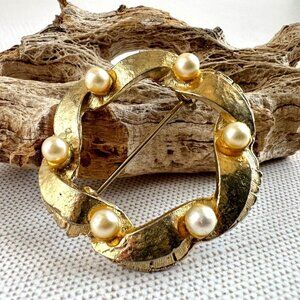 Vintage Lee Co. Gold Tone Wreath Brooch with Faux Pearls 1.5"